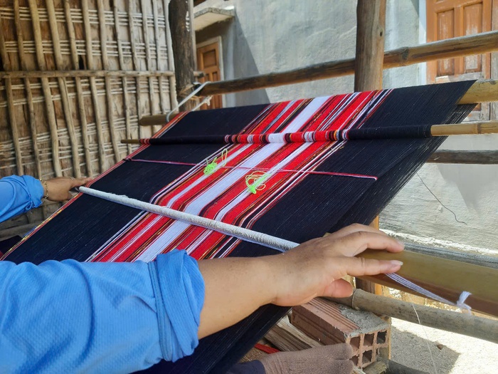 Theo thời gian, nghề dệt thổ cẩm đã có sự thay đổi đáng kể, đặc biệt về nguyên liệu và quy trình sản xuất. Trước đây, nguyên liệu chủ yếu là bông và sản phẩm thổ cẩm có ba màu chủ đạo là đỏ, đen và trắng Theo thời gian, nghề dệt thổ cẩm đã có sự thay đổi đáng kể, đặc biệt về nguyên liệu và quy trình sản xuất. Trước đây, nguyên liệu chủ yếu là bông và sản phẩm thổ cẩm có ba màu chủ đạo là đỏ, đen và trắng