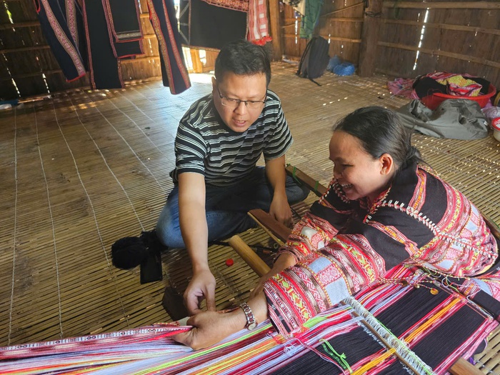 Khách du lịch đến làng địa phương ngoài tham quan danh lam thắng cảnh còn được trực tiếp cùng những người phụ nữ Ba Na trải nghiệm nghề dệt thổ cẩm độc đáo Khách du lịch đến làng địa phương ngoài tham quan danh lam thắng cảnh còn được trực tiếp cùng những người phụ nữ Ba Na trải nghiệm nghề dệt thổ cẩm độc đáo