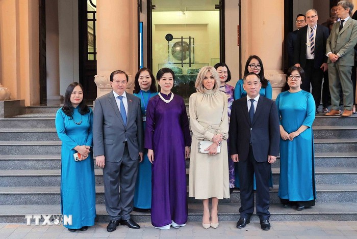 Phu nhân Tổng Bí thư và Phu nhân Tổng thống Pháp thăm Bảo tàng Mỹ thuật Việt Nam- Ảnh 1. Phu nhân Tổng Bí thư và Phu nhân Tổng thống Pháp thăm Bảo tàng Mỹ thuật Việt Nam- Ảnh 1.