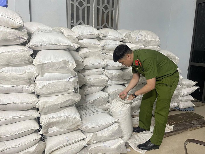 Lào Cai: Triệt phá 2 cơ sở dùng hóa chất độc hại làm giá đỗ - Ảnh 2. Lào Cai: Triệt phá 2 cơ sở dùng hóa chất độc hại làm giá đỗ - Ảnh 2.