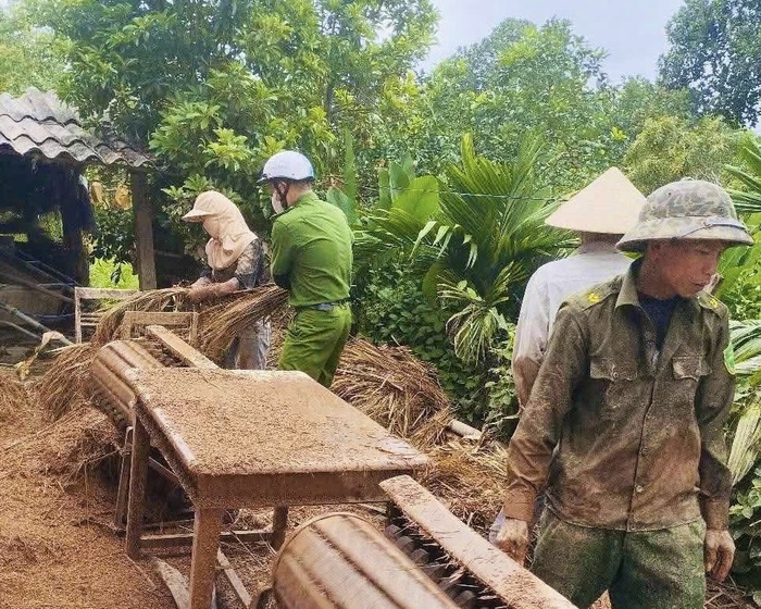 Xúc động hình ảnh chiến sĩ Công an lấm lem bùn đất giúp người dân thu hoạch lúa sau lũ- Ảnh 5. Xúc động hình ảnh chiến sĩ Công an lấm lem bùn đất giúp người dân thu hoạch lúa sau lũ- Ảnh 5.
