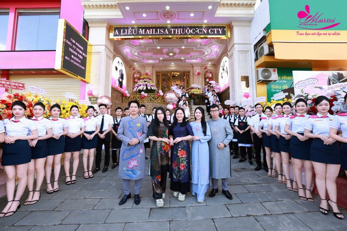 Ban lãnh đạo Mailisa chụp hình cùng khách mời trong ngày khai trương Mailisa Bảo Lộc. Ban lãnh đạo Mailisa chụp hình cùng khách mời trong ngày khai trương Mailisa Bảo Lộc.