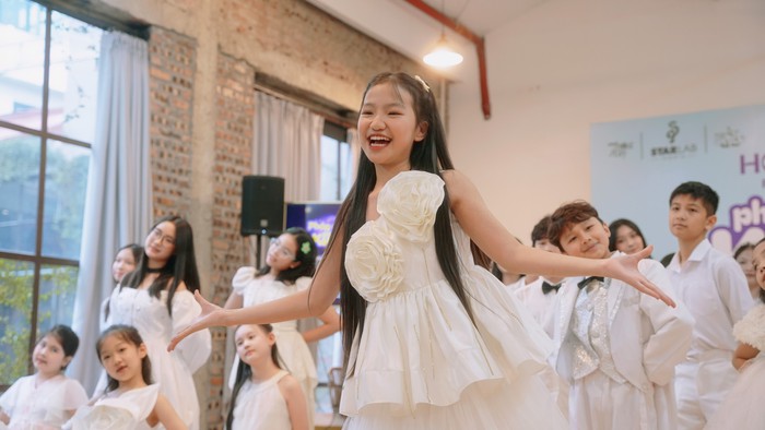 Các diễn viên nhỉ vào vai những bông hoa trong vở nhạc kịch Các diễn viên nhỉ vào vai những bông hoa trong vở nhạc kịch