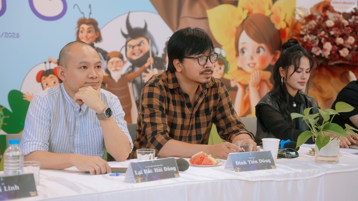 Biên kịch Đinh Tiến Dũng (người ngồi giữa) trong buổi họp báo giới thiệu nhạc kịch "Phép màu của Kurt" Biên kịch Đinh Tiến Dũng (người ngồi giữa) trong buổi họp báo giới thiệu nhạc kịch "Phép màu của Kurt"