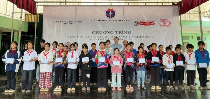 Trao học bổng và quà cho hơn 3.000 trẻ em có hoàn cảnh khó khăn- Ảnh 1. Trao học bổng và quà cho hơn 3.000 trẻ em có hoàn cảnh khó khăn- Ảnh 1.