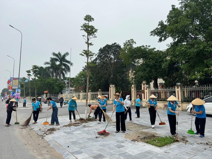 Gần 500 cán bộ, hội viên phụ nữ Hưng Yên tổng vệ sinh môi trường- Ảnh 1. Gần 500 cán bộ, hội viên phụ nữ Hưng Yên tổng vệ sinh môi trường- Ảnh 1.