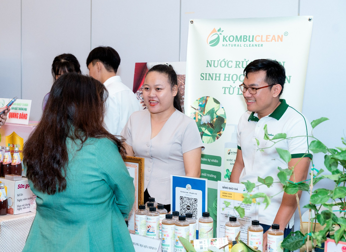 Gian hàng trưng bày và giới thiệu sản phẩm KOMBUCLEAN Gian hàng trưng bày và giới thiệu sản phẩm KOMBUCLEAN