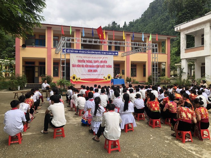 Chấm dứt tình trạng hôn nhân cận huyết ở huyện vùng cao Tương Dương- Ảnh 2. Chấm dứt tình trạng hôn nhân cận huyết ở huyện vùng cao Tương Dương- Ảnh 2.