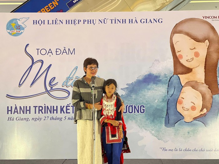 Hà Giang: Chương trình "Mẹ đỡ đầu" lan tỏa yêu thương tới trẻ em dân tộc, khó khăn- Ảnh 1. Hà Giang: Chương trình "Mẹ đỡ đầu" lan tỏa yêu thương tới trẻ em dân tộc, khó khăn- Ảnh 1.