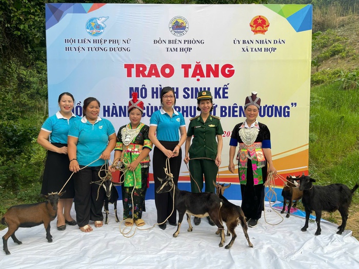 Nữ chiến sĩ biên phòng "ngược núi" chia sẻ khó khăn với người dân biên giới- Ảnh 5. Nữ chiến sĩ biên phòng "ngược núi" chia sẻ khó khăn với người dân biên giới- Ảnh 5.