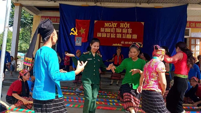 Nữ chiến sĩ biên phòng "ngược núi" chia sẻ khó khăn với người dân biên giới- Ảnh 4. Nữ chiến sĩ biên phòng "ngược núi" chia sẻ khó khăn với người dân biên giới- Ảnh 4.