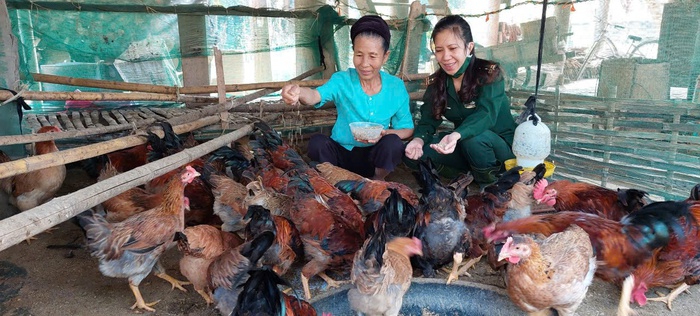 Nữ chiến sĩ biên phòng "ngược núi" chia sẻ khó khăn với người dân biên giới- Ảnh 6. Nữ chiến sĩ biên phòng "ngược núi" chia sẻ khó khăn với người dân biên giới- Ảnh 6.