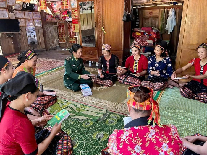 Nữ chiến sĩ biên phòng "ngược núi" chia sẻ khó khăn với người dân biên giới- Ảnh 1. Nữ chiến sĩ biên phòng "ngược núi" chia sẻ khó khăn với người dân biên giới- Ảnh 1.