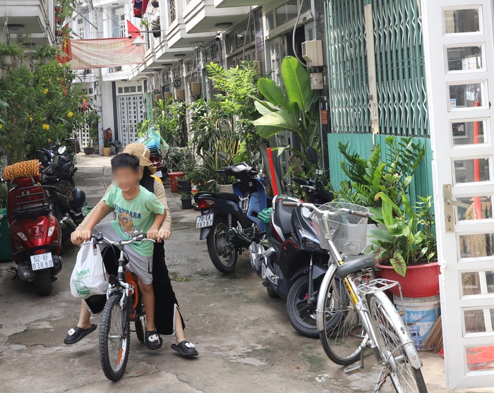 Hơn 40 hộ dân tại địa chỉ 161/152, khu phố 5, đường Tô Ngọc Vân, phường Thạnh Xuân (Quận 12, TPHCM) sống trong nỗi lo nhà bị cưỡng chế tháo dỡ Hơn 40 hộ dân tại địa chỉ 161/152, khu phố 5, đường Tô Ngọc Vân, phường Thạnh Xuân (Quận 12, TPHCM) sống trong nỗi lo nhà bị cưỡng chế tháo dỡ