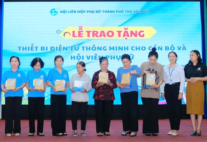 Bình Dương: Hỗ trợ phụ nữ lớn tuổi, phụ nữ dân tộc ứng dụng công nghệ vào đời sống- Ảnh 2.