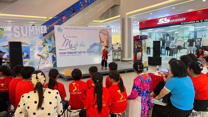 Hà Giang: Chương trình "Mẹ đỡ đầu" lan tỏa yêu thương tới trẻ em dân tộc, khó khăn- Ảnh 2. Hà Giang: Chương trình "Mẹ đỡ đầu" lan tỏa yêu thương tới trẻ em dân tộc, khó khăn- Ảnh 2.