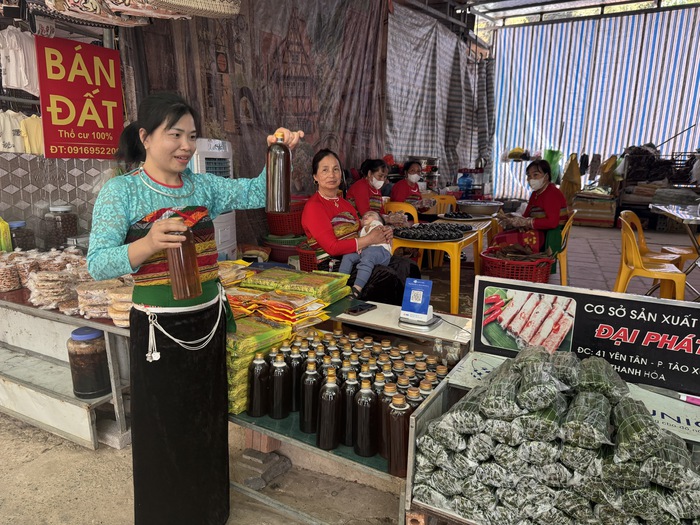 Cô gái Mường đưa bánh gai thành thứ quà hút khách tại Suối Cá Thần- Ảnh 1. Cô gái Mường đưa bánh gai thành thứ quà hút khách tại Suối Cá Thần- Ảnh 1.