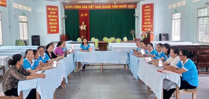 Độc đáo mô hình phụ nữ Bến Tre tiết kiệm mua điện thoại thông minh- Ảnh 3. Độc đáo mô hình phụ nữ Bến Tre tiết kiệm mua điện thoại thông minh- Ảnh 3.
