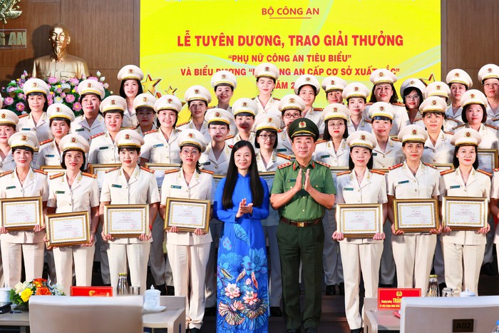 Biểu dương 20 "Phụ nữ Công an tiêu biểu" và 62 "Nữ Công an cơ sở xuất sắc" - Ảnh 3.