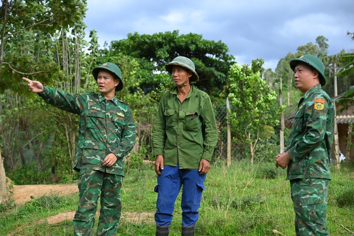 Cán bộ Đồn Biên phòng Tam Hợp trao đổi với ông Xồng Nhìa Lỳ về các mô hình phát triển kinh tế Cán bộ Đồn Biên phòng Tam Hợp trao đổi với ông Xồng Nhìa Lỳ về các mô hình phát triển kinh tế