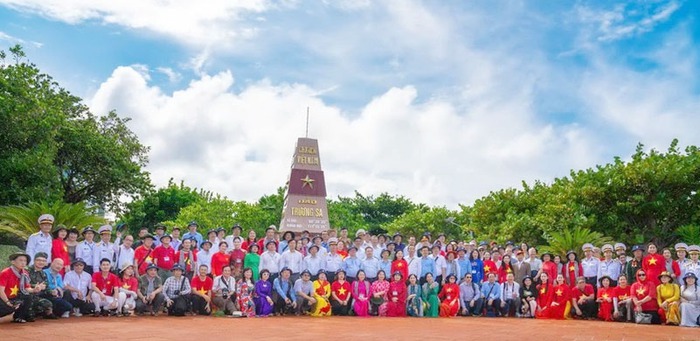 Đoàn Hội Nhà báo Việt Nam kết thúc chuyến công tác đặc biệt thăm Trường Sa- Ảnh 1. Đoàn Hội Nhà báo Việt Nam kết thúc chuyến công tác đặc biệt thăm Trường Sa- Ảnh 1.