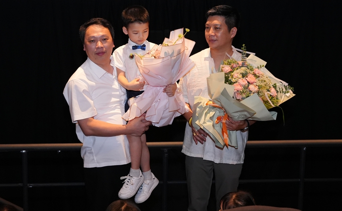 Ông Nguyễn Huy Dũng - Chủ tịch UBND tỉnh Thái Nguyên (bên trái màn hình) tặng hoa tri ân gia đình NSND Ngô Mạnh Lân