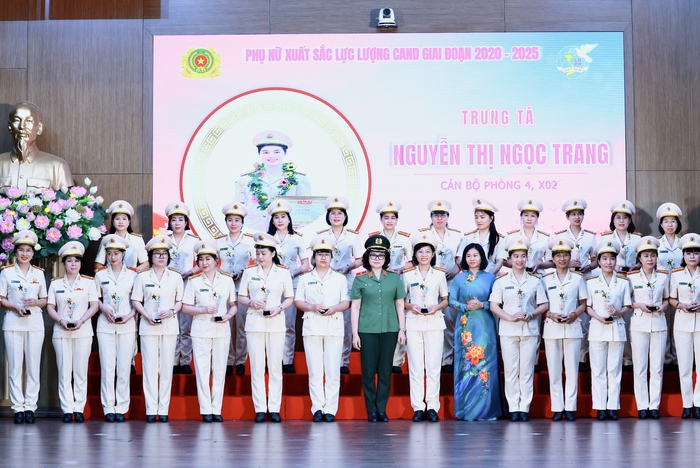 Biểu dương 20 tập thể, 80 cá nhân xuất sắc trong Phong trào thi đua của Phụ nữ Công an nhân dân- Ảnh 4. Biểu dương 20 tập thể, 80 cá nhân xuất sắc trong Phong trào thi đua của Phụ nữ Công an nhân dân- Ảnh 4.