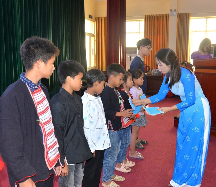 "Mẹ đã sinh con ở trạm y tế, con cũng nên như thế!"- Ảnh 1. "Mẹ đã sinh con ở trạm y tế, con cũng nên như thế!"- Ảnh 1.