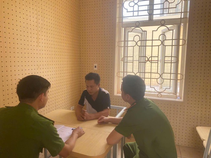 Bắt 2 đối tượng đe dọa, yêu cầu cảnh sát giao thông chuyển tiền để rút đơn- Ảnh 1. Bắt 2 đối tượng đe dọa, yêu cầu cảnh sát giao thông chuyển tiền để rút đơn- Ảnh 1.
