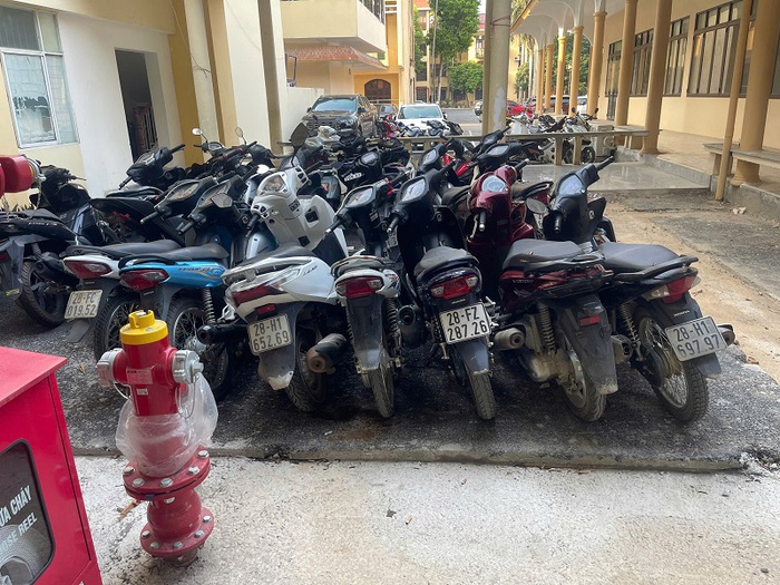 Khởi tố 17 đối tượng mang theo hung khí “diễu phố”, tấn công người đi đường- Ảnh 2. Khởi tố 17 đối tượng mang theo hung khí “diễu phố”, tấn công người đi đường- Ảnh 2.