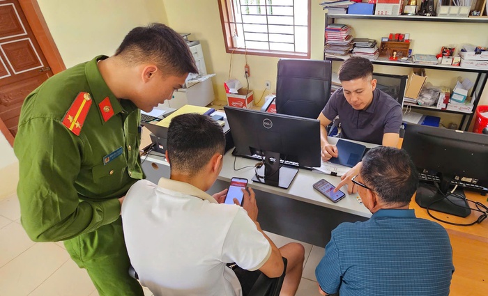 "Đi từng ngõ, gõ từng nhà", đưa Dự thảo Hiến pháp đến từng bản làng vùng cao- Ảnh 1. "Đi từng ngõ, gõ từng nhà", đưa Dự thảo Hiến pháp đến từng bản làng vùng cao- Ảnh 1.