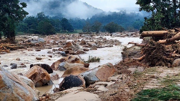 Nghệ An: Lũ quét kinh hoàng trong đêm, xã biên giới bị thiệt hại nặng nề- Ảnh 5. Nghệ An: Lũ quét kinh hoàng trong đêm, xã biên giới bị thiệt hại nặng nề- Ảnh 5.