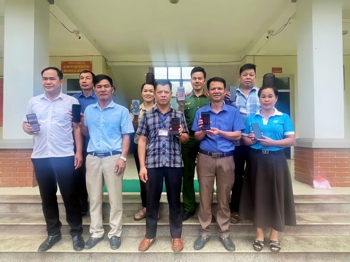 "Đi từng ngõ, gõ từng nhà", đưa Dự thảo Hiến pháp đến từng bản làng vùng cao- Ảnh 2. "Đi từng ngõ, gõ từng nhà", đưa Dự thảo Hiến pháp đến từng bản làng vùng cao- Ảnh 2.