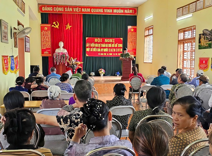 "Đi từng ngõ, gõ từng nhà", đưa Dự thảo Hiến pháp đến từng bản làng vùng cao- Ảnh 3. "Đi từng ngõ, gõ từng nhà", đưa Dự thảo Hiến pháp đến từng bản làng vùng cao- Ảnh 3.
