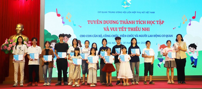 Tuyên dương thành tích học tập của con cán bộ Cơ quan TƯ Hội LHPN Việt Nam- Ảnh 2. Tuyên dương thành tích học tập của con cán bộ Cơ quan TƯ Hội LHPN Việt Nam- Ảnh 2.