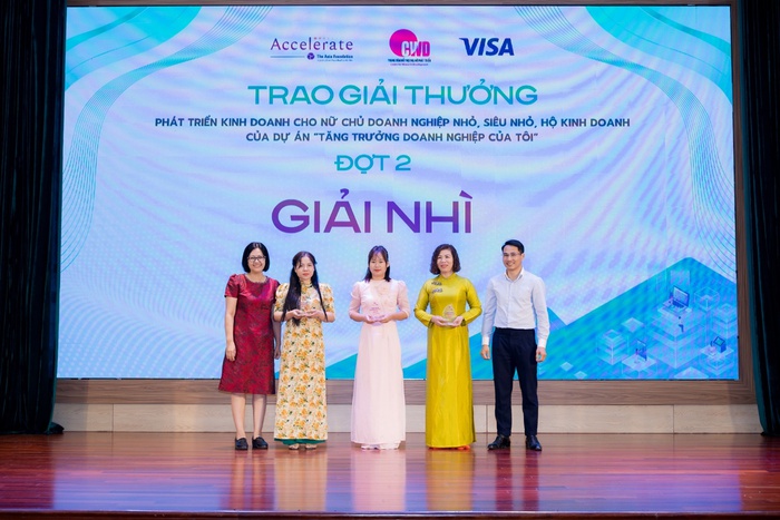 Người phụ nữ “vẽ” tương lai từ những hạt gạo Việt- Ảnh 2. Người phụ nữ “vẽ” tương lai từ những hạt gạo Việt- Ảnh 2.
