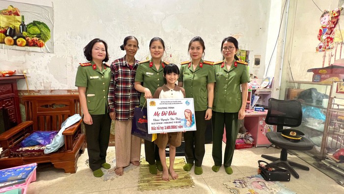 Phụ nữ Công an tỉnh Bắc Giang tặng quà con đỡ đầu nhân dịp Tết thiếu nhi 1/6- Ảnh 1. Phụ nữ Công an tỉnh Bắc Giang tặng quà con đỡ đầu nhân dịp Tết thiếu nhi 1/6- Ảnh 1.