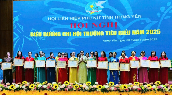Hội LHPN Hưng Yên biểu dương cán bộ Hội chuyên trách và 31 Chi hội trưởng tiêu biểu- Ảnh 4.