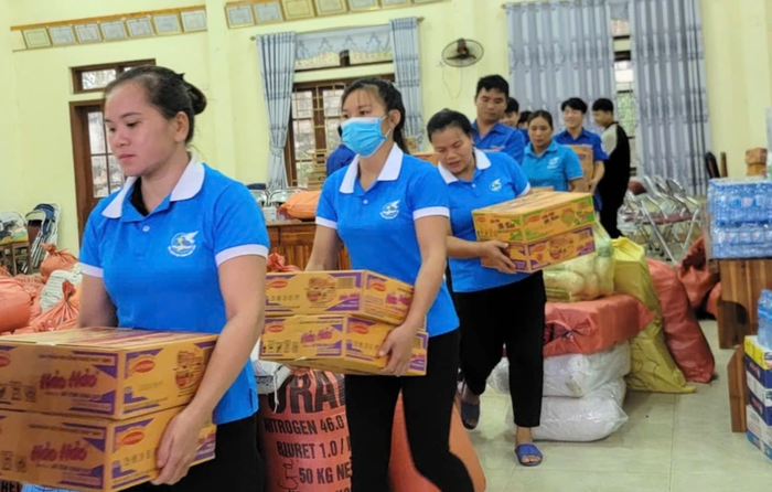 cán bộ, hội viên phụ nữ tỉnh Tuyên Quang tiếp tế nhu yếu phẩm cho các gia đình bị ảnh hưởng bởi cơn bão số 3 (Yagi) tháng 9/2024 Ảnh: PV cán bộ, hội viên phụ nữ tỉnh Tuyên Quang tiếp tế nhu yếu phẩm cho các gia đình bị ảnh hưởng bởi cơn bão số 3 (Yagi) tháng 9/2024 Ảnh: PV