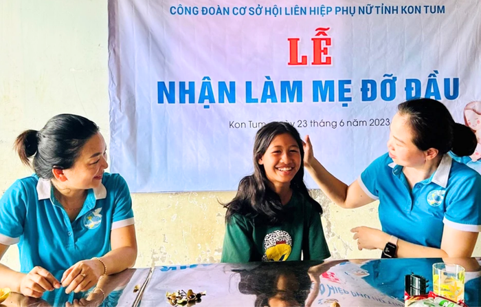 Cán bộ Hội LHPN tỉnh Kon Tum nhận đỡ đầu trẻ mồ côi người Ba Na, hưởng ứng phong trào Mẹ đỡ đầu do Trung ương Hội LHPN Việt Nam phát động - Ảnh: Phong Lan Cán bộ Hội LHPN tỉnh Kon Tum nhận đỡ đầu trẻ mồ côi người Ba Na, hưởng ứng phong trào Mẹ đỡ đầu do Trung ương Hội LHPN Việt Nam phát động - Ảnh: Phong Lan