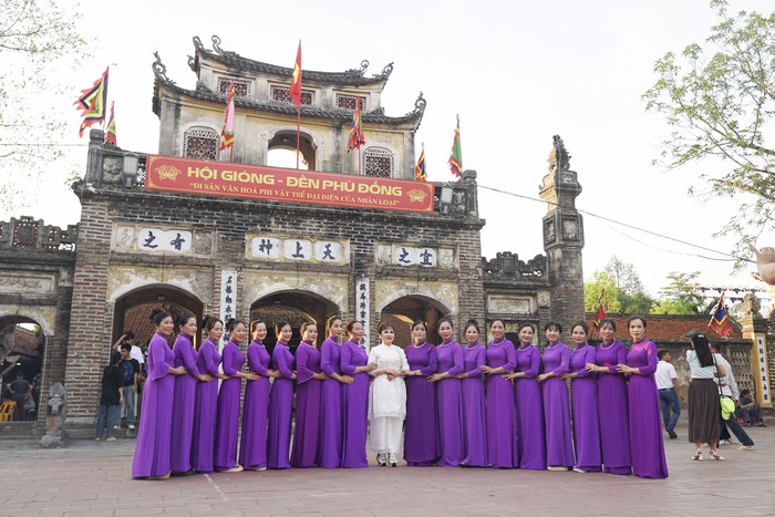 Hàng vạn người nô nức dự ngày khai mạc Hội Gióng Phù Đổng 2025- Ảnh 13. Hàng vạn người nô nức dự ngày khai mạc Hội Gióng Phù Đổng 2025- Ảnh 13.