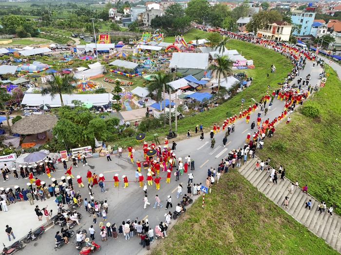 Hàng vạn người nô nức dự ngày khai mạc Hội Gióng Phù Đổng 2025- Ảnh 23. Hàng vạn người nô nức dự ngày khai mạc Hội Gióng Phù Đổng 2025- Ảnh 23.