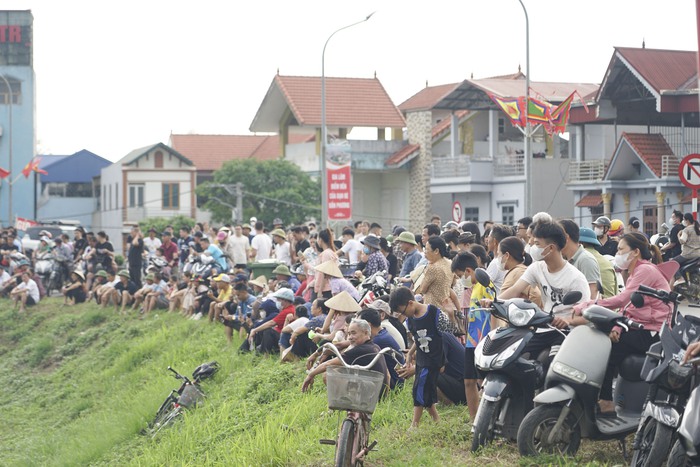 Hàng vạn người nô nức dự ngày khai mạc Hội Gióng Phù Đổng 2025- Ảnh 14. Hàng vạn người nô nức dự ngày khai mạc Hội Gióng Phù Đổng 2025- Ảnh 14.