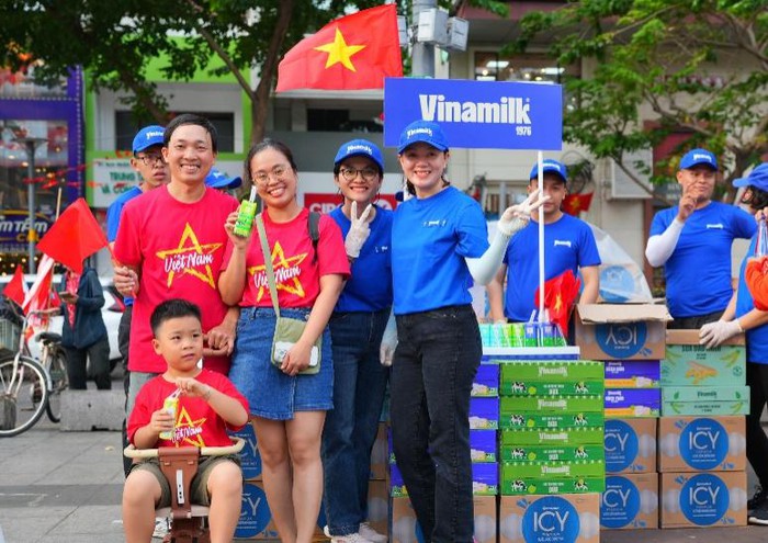 Hơn 150.000 sản phẩm Vinamilk tiếp sức các lực lượng, người dân tham gia Đại lễ Kỷ niệm 50 năm Thống nhất đất nước- Ảnh 5. Hơn 150.000 sản phẩm Vinamilk tiếp sức các lực lượng, người dân tham gia Đại lễ Kỷ niệm 50 năm Thống nhất đất nước- Ảnh 5.