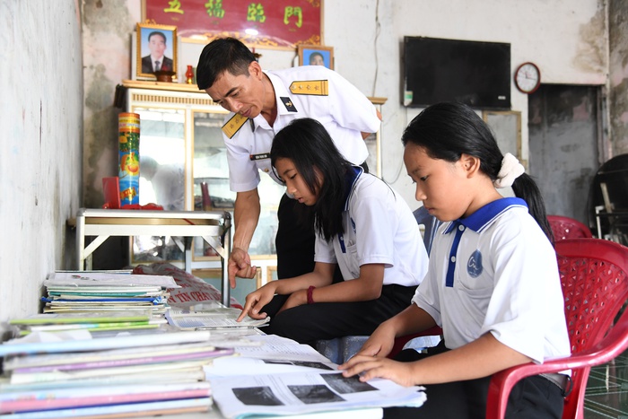 Thượng tá Đặng Trọng Sơn, Phó Chính ủy Trung đoàn 551 động viên con ngư dân đơn vị nhận đỡ đầu học tập Thượng tá Đặng Trọng Sơn, Phó Chính ủy Trung đoàn 551 động viên con ngư dân đơn vị nhận đỡ đầu học tập