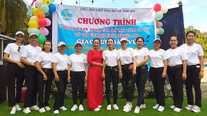 Chi hội trưởng giúp xã đảo xanh, sạch hơn từng ngày- Ảnh 1. Chi hội trưởng giúp xã đảo xanh, sạch hơn từng ngày- Ảnh 1.