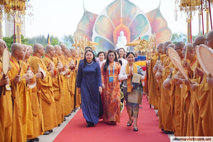 Bà Hà Thị Nga - Bí thư Tỉnh ủy Tuyên Quang (áo dài tím) và các đại biểu tham dự sự kiện Bà Hà Thị Nga - Bí thư Tỉnh ủy Tuyên Quang (áo dài tím) và các đại biểu tham dự sự kiện