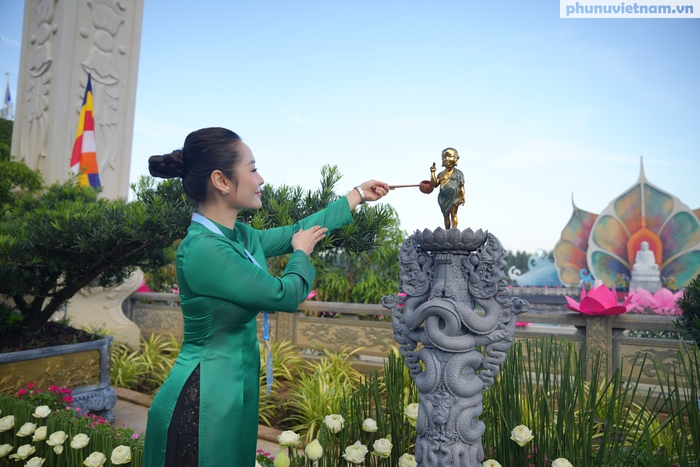 Phật tử thành kính thực hiện nghi thức tắm phật trước chánh điện Phật tử thành kính thực hiện nghi thức tắm phật trước chánh điện