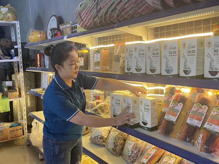 Cô gái Tày không ngừng học hỏi kiến thức mới, vận dụng mạng xã hội phát triển nghề bún khô truyền thống- Ảnh 2. Cô gái Tày không ngừng học hỏi kiến thức mới, vận dụng mạng xã hội phát triển nghề bún khô truyền thống- Ảnh 2.