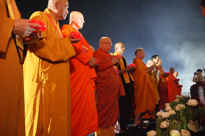 Các vị Cao tăng thực hiện nghi thức tâm linh cầu nguyện hòa binh Các vị Cao tăng thực hiện nghi thức tâm linh cầu nguyện hòa binh